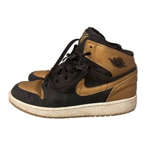 NIKE : Air Jordan 1 Mid’s : Carmelo Anthony Black and Gold : 7 Youth : Rare